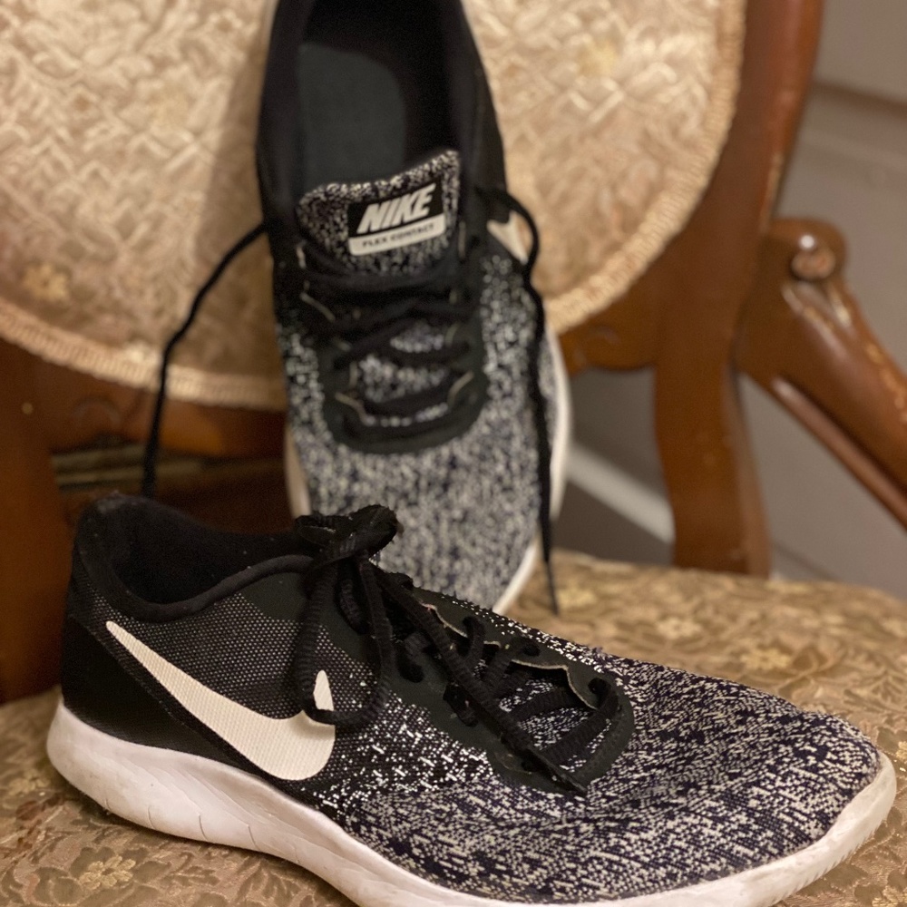 Nike Flex women’s tennis shoes